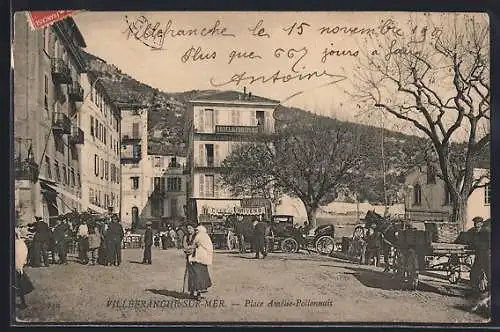AK Villefranche-sur-Mer, Place Amélie-Pollonnais animée avec passants et calèches