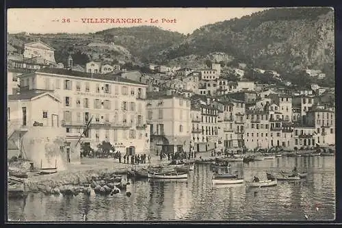 AK Villefranche, Le Port avec bateaux et vue sur les maisons en bord de mer