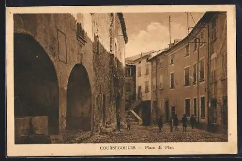 AK Coursegoules, Place du Plan avec bâtiments historiques et passants