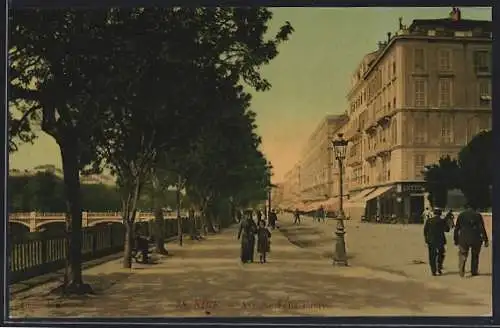 AK Nice, Avenue Félix Faure avec passants et arbres bordant la rue