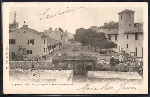 AK Cannes, Rue des Officiers sur l`île Sainte-Marguerite