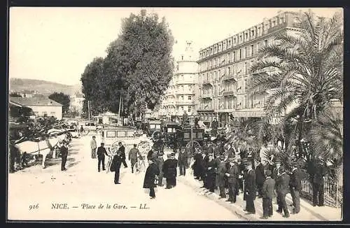 AK Nice, Place de la Gare avec calèches et passants