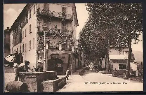 AK Sospel, La Cabraja et la fontaine avec rue bordée d`arbres