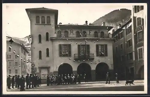 AK Saint-Étienne-de-Tinée, La Mairie avec groupe de personnes devant le bâtiment