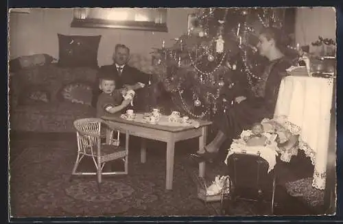 Foto-AK Eltern mit Kind und Puppe im Puppenwagen unterm Weihnachtsbaum, 1926