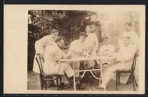Foto-AK Soldaten im Lazarettgarten beim Kartenspiel