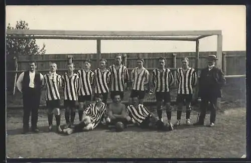 Foto-AK Fussballmannschaft vor dem Tor