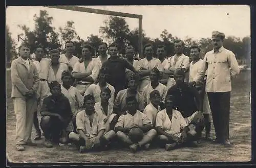 Foto-AK Soldaten-Fussballmannschaft auf dem Platz vor dem Tor, 1919