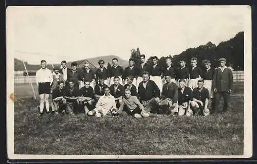 AK Fussballmannschaft mit Schiedsrichter, Gruppenbild vor Bergpanorama