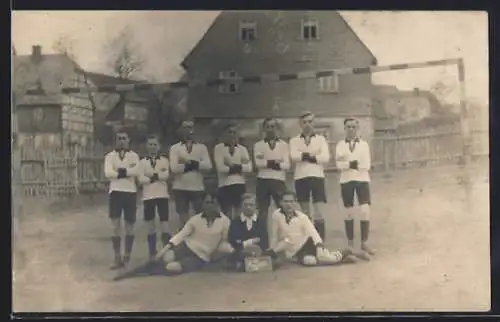 Foto-AK Fussballer auf dem Bolzplatz vor Gebäuden