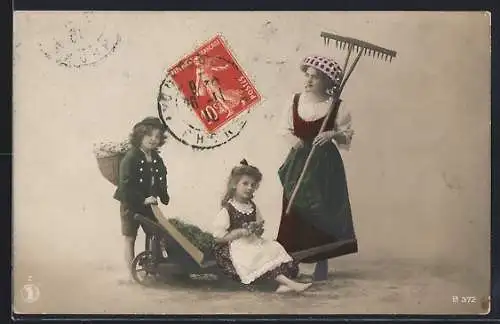 AK Junge Gärtner mit Rechen und Schubkarre