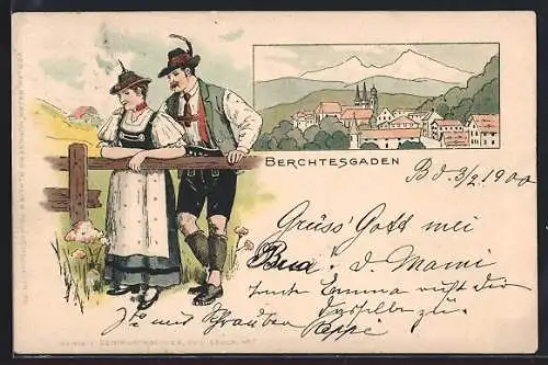 Künstler-AK Berchtesgaden, Blick auf den Ort und Mann und Frau in traditioneller Kleidung