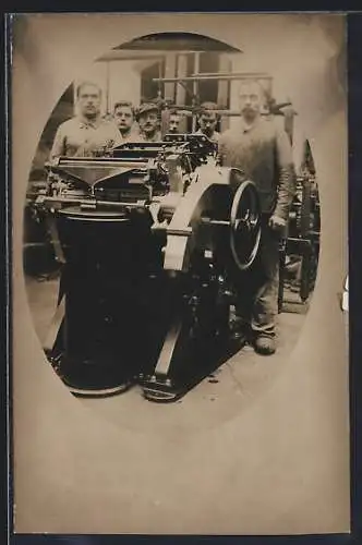 AK Fabrikarbeiter an der Maschine