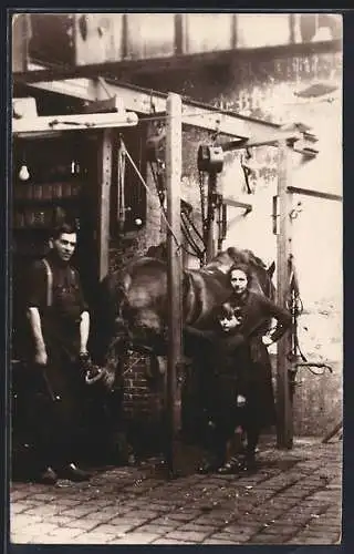Foto-AK Schmied beschlägt ein Pferd