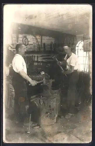 Foto-AK Zwei Schmiede mit Hammer und Amboss
