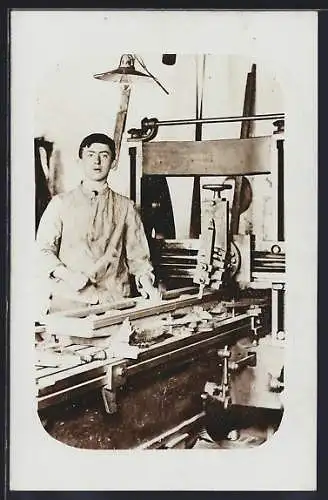 AK Fabrikarbeiter an der Maschine
