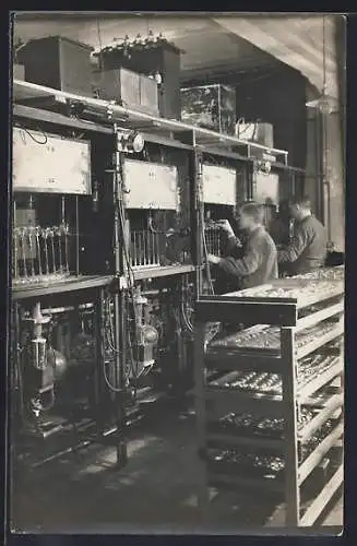 Foto-AK Zwei Fabrikarbeiter in der Werkshalle