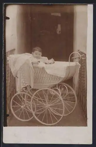 Foto-AK Kleines Kind im Kinderwagen im Hausflur