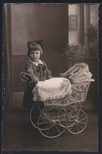 Foto-AK Kleines Mädchen mit einem Puppenwagen