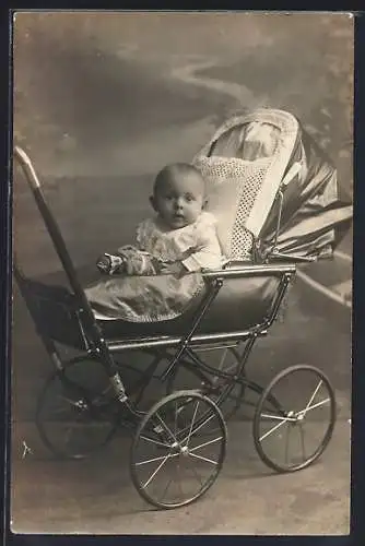 Foto-AK Kleines Kind mit Puppe im Kinderwagen