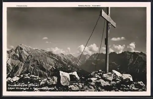 AK Brunnsteingipfel mit Gipfelkreuz gegen Hinterautal und Karwendelgebirge, Pleissensppitze und Bettelwurfspitze