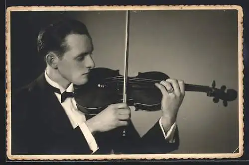 Foto-AK Junger Mann im Frack spielt Geige