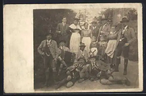 Foto-AK Gruppenbild mit einem Akkordeonspieler