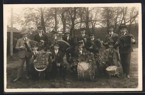 Foto-AK Musiker mit Akkordeons, Pauke und Trommel