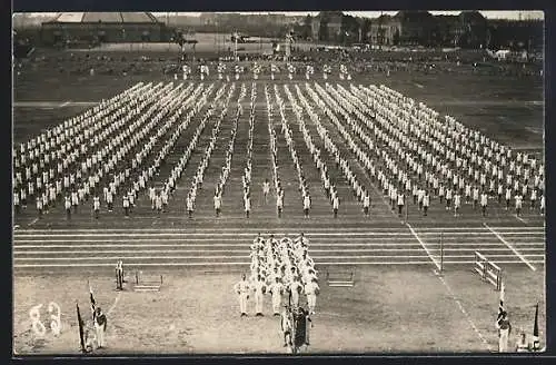 AK Turner bei Freiübungen auf dem Sportplatz