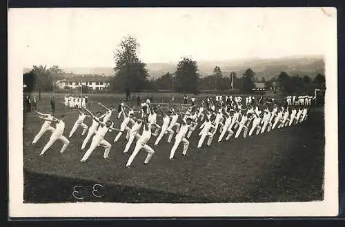 Foto-AK Turner bei Freiübungen auf dem Sportplatz