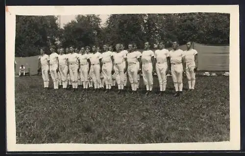 Foto-AK Turnmannschaft auf einer Wiese