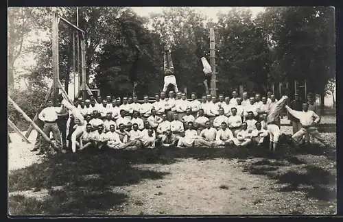 AK Gruppenbild von Turnern auf dem Sportplatz