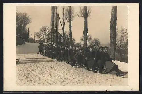 Foto-AK Kinder beim Schlittenfahren im Winter