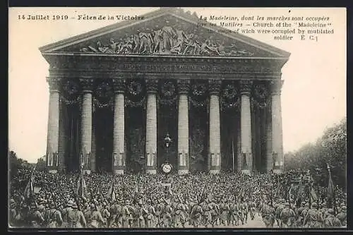 AK Paris, Siegesparade / Fete de la Victoire 1919, La Madeleine, dont les marches sont occupées par les Mutilées