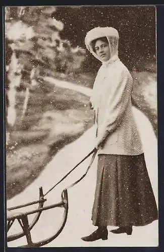 AK Frau mit Schlitten bei Schneefall