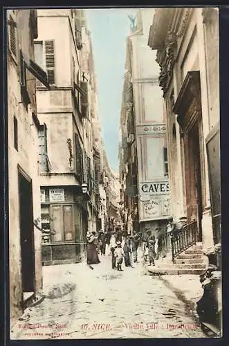 AK Nice, Vieille Ville, Rue étroite animée de passants