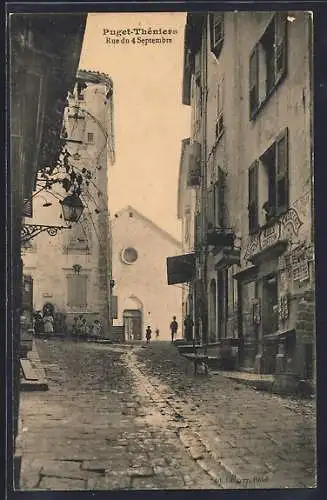 AK Puget-Théniers, Rue du 4 Septembre avec architecture historique et ruelle pavée