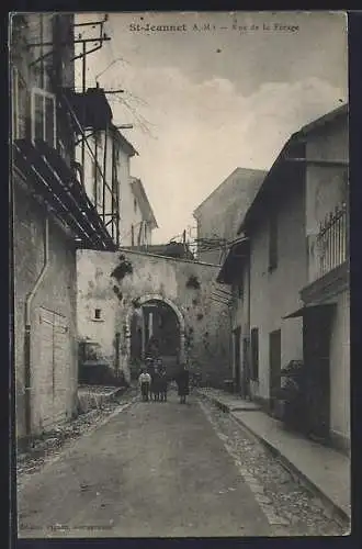 AK St-Jeannet, Rue de la Forger mit Torbogen und Spaziergängern