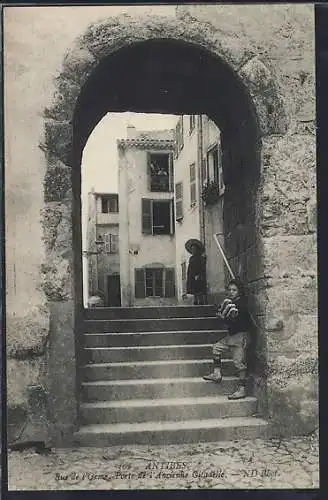 AK Antibes, Rue de l`Horloge, Porte de l`Ancienne Citadelle