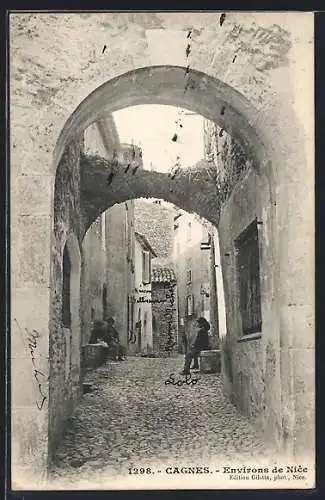 AK Cagnes, Passage voûté et ruelle pavée animée