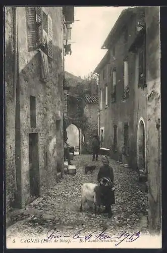 AK Cagnes, Rue Saint-Sébastien avec habitants et chèvre sur le chemin pavé