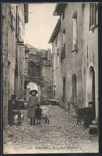 AK Cagnes, Porte Saint Sébastien avec villageois et chèvres dans la rue pavée