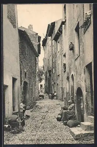AK Vence, La Rue des Portiques avec habitants et pavés anciens