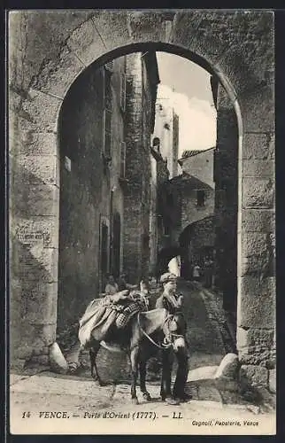 AK Vence, Porte d`Orient avec un homme et un âne dans une rue pavée
