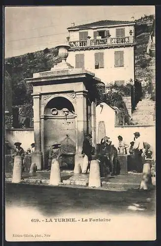 AK La Turbie, La Fontaine et habitants devant le monument
