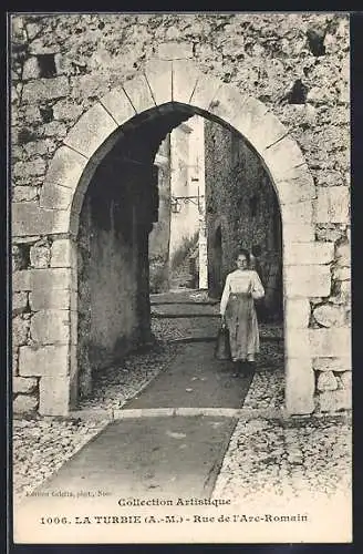 AK La Turbie, Rue de l`Arc-Romain avec une femme sous l`arcade en pierre
