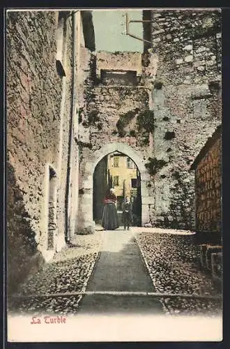 AK La Turbie, Passage voûté avec personnages dans la rue pavée