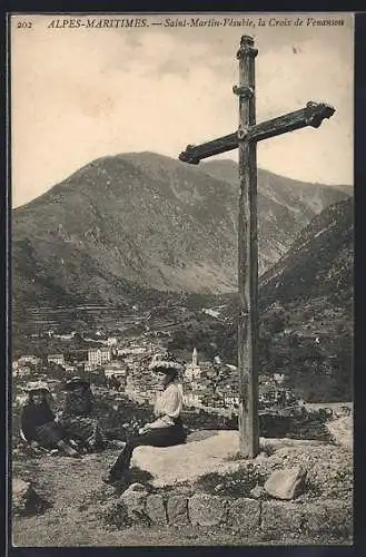 AK Saint-Martin-Vésubie, la Croix de Venanson avec vue sur le village et les montagnes environnantes