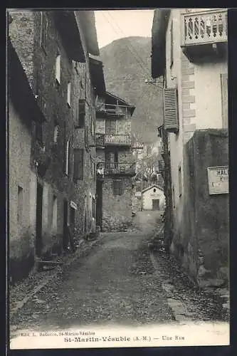 AK St-Martin-Vésubie, Une rue dans le village montagnard