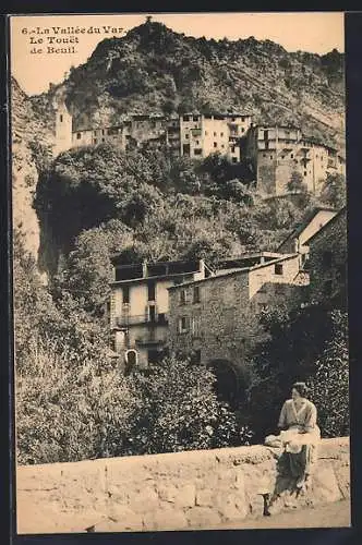 AK Touët-de-Beuil, Vue de la vallée du Var et des maisons perchées sur la colline